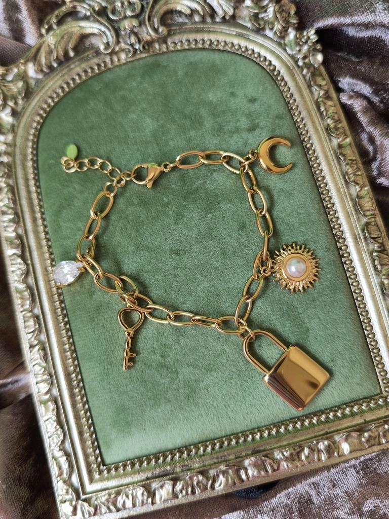 Gouden RVS Armband met Bedels: Slot, Sleutel, Zon & Maan, Sieraden, Tassen en Uiterlijk, Armbanden, Staal, Nieuw, Ophalen of Verzenden