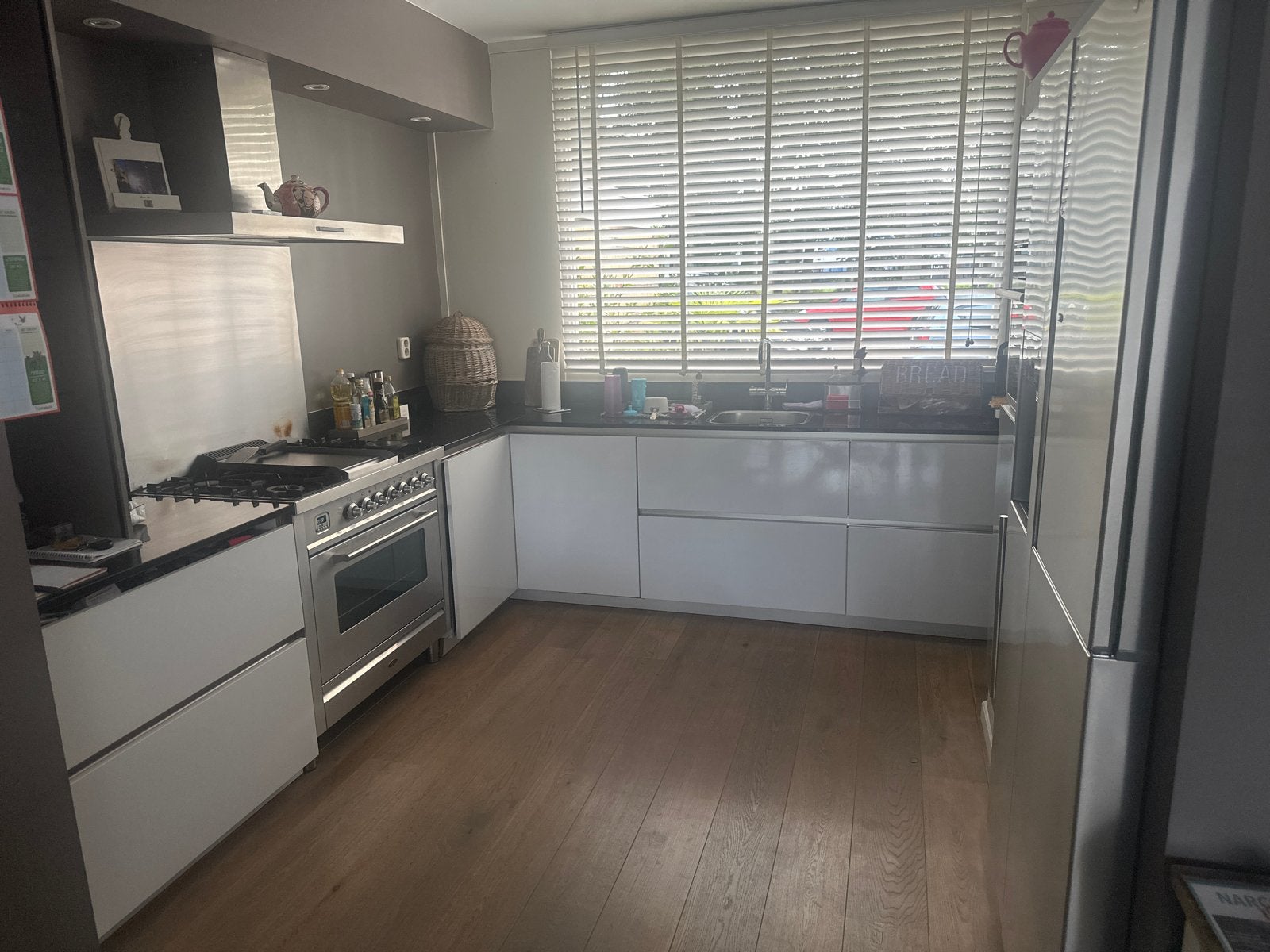 Witte keuken met zwart stenen blad (incl/excl apparatuur), Gebruikt, Wit, Hoekkeuken, Graniet of Steen