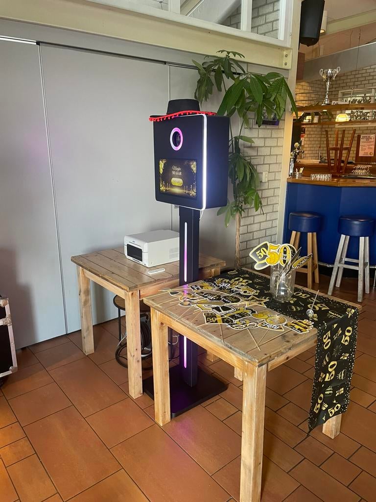 Fotobooth huren voor elk feest - complete service, Ophalen, Zo goed als nieuw