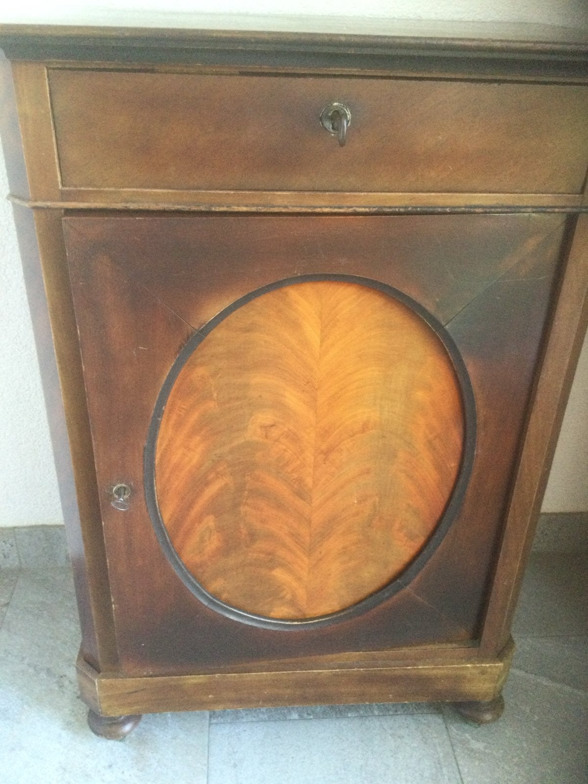 Antieke houten kast met lade en ronde inleg, Ophalen, Gebruikt, Koloniale stijl