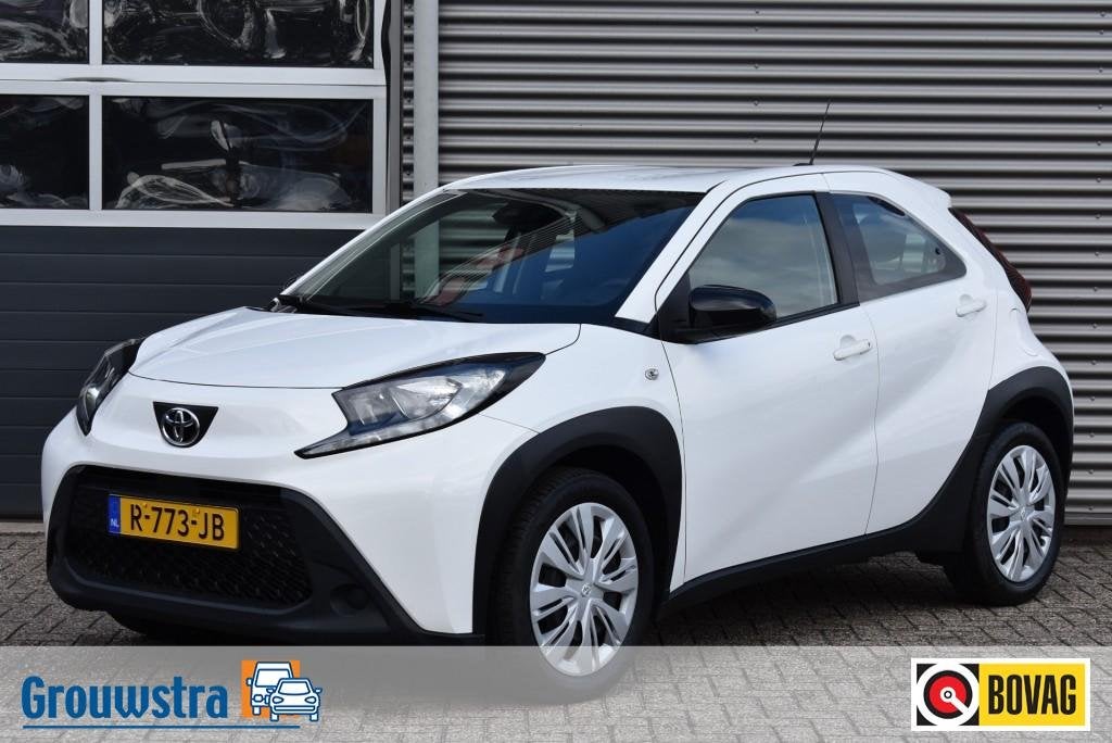Toyota AYGO X 1.0 VVT-I MT PLAY / DEALER ONDERHOUDEN / CARPL, 31 €/maand, 920 kg, 4 stoelen, Wit