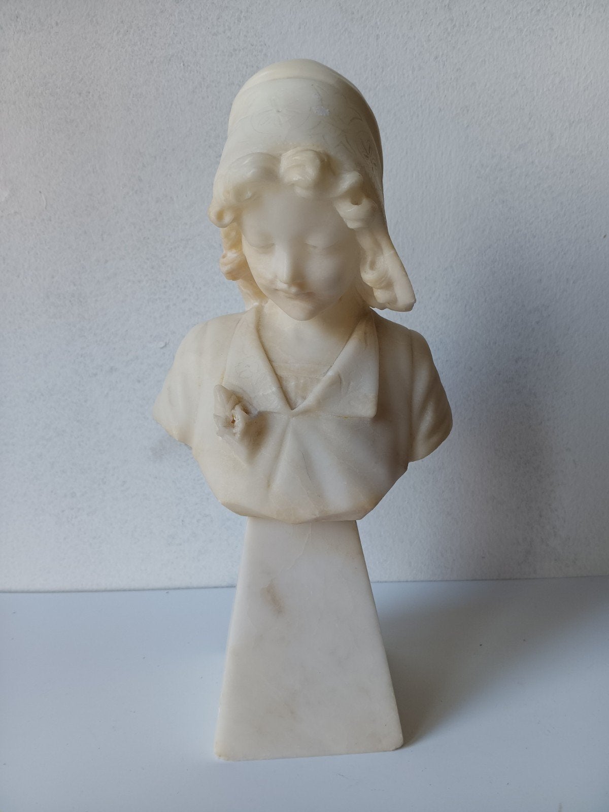 Marmeren/albast buste "Hollandse meisje", 24 cm, Antiek en Kunst, Buste, Ophalen of Verzenden, 20 - 50 cm, Vrouw