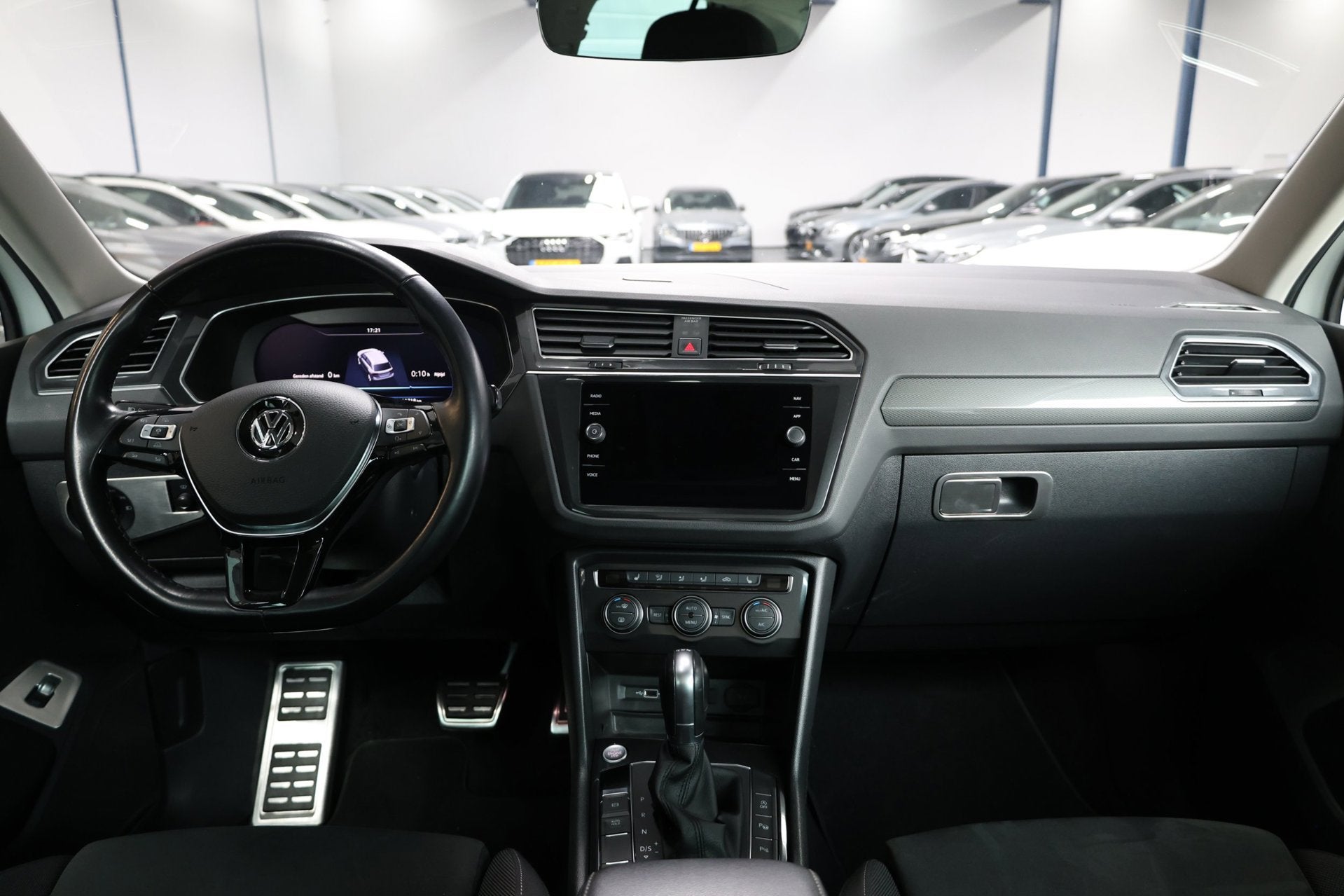 Volkswagen Tiguan 2.0 TSI 4Motion 220PK R-LINE LED/VIRTUAL/H, Auto's, Dealer onderhouden, Gebruikt, Euro 6, 1984 cc