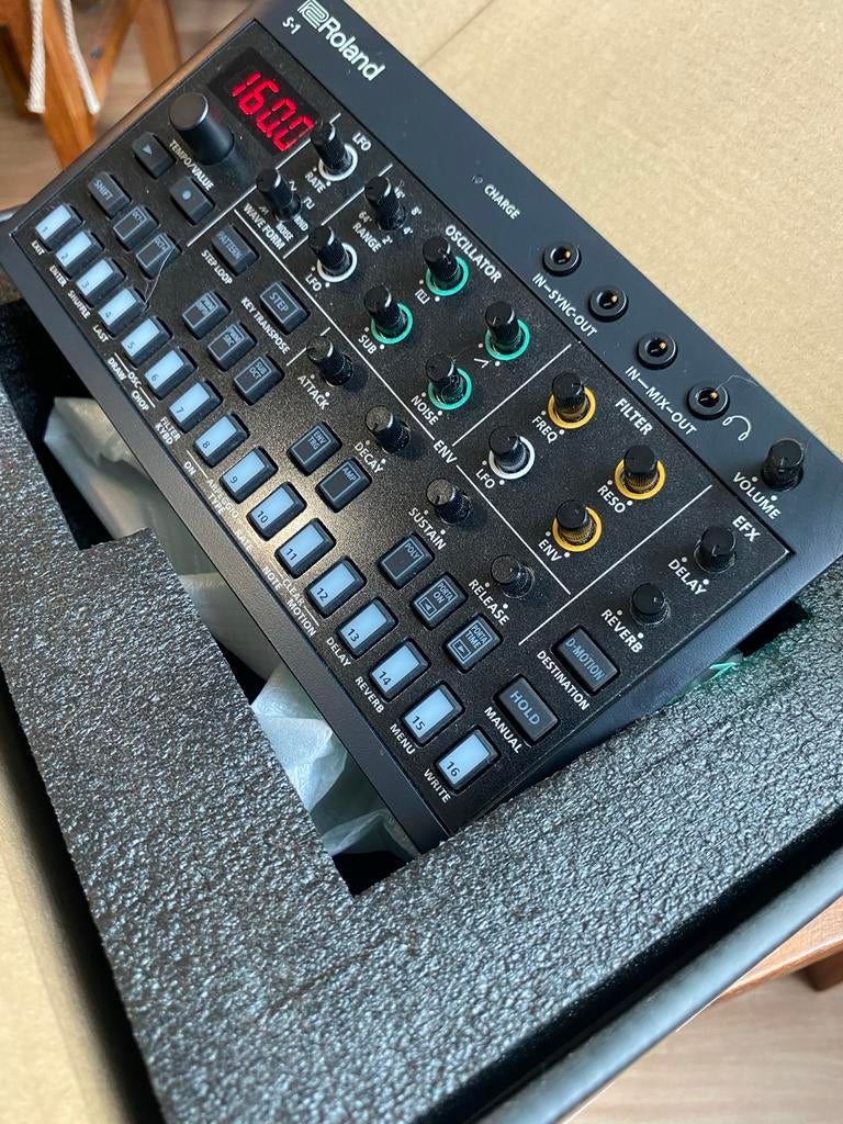 Roland S-1 Compact Synthesizer - Nieuwstaat, Muziek en Instrumenten, Synthesizers, Roland, Zo goed als nieuw, Met midi-aansluiting