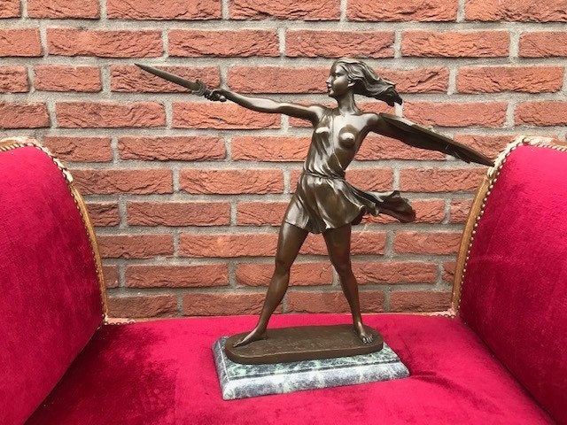 amazone met zwaard en schild, bronzen topbeeld, Brons, Beeld, Vrouw, Gemerkt