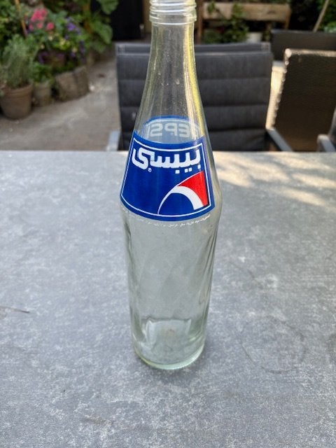 Pepsi Cola fles, glas bedrukt Arabische en Engelse tekst 1 L, Verzamelen, Ophalen of Verzenden, Gebruikt, Gebruiksvoorwerp