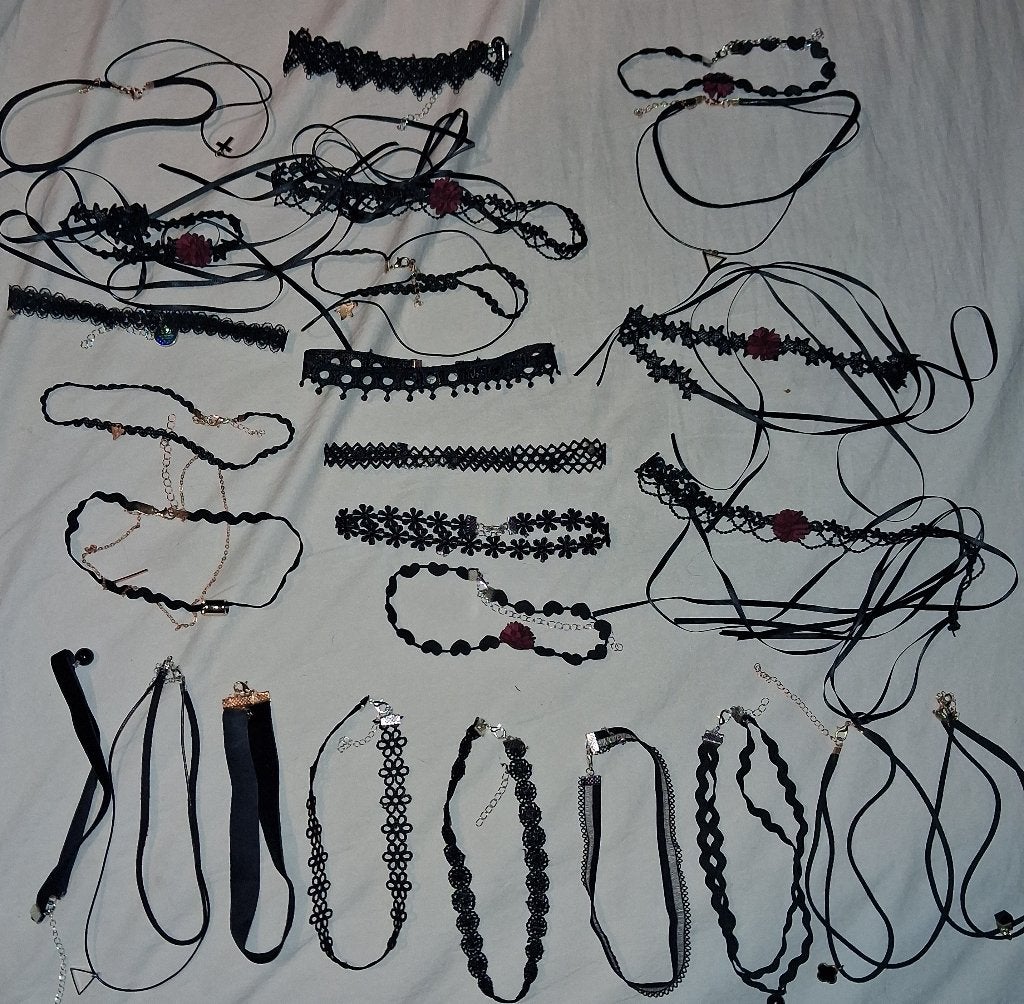 25 Mooie nieuwe Gothic kettingen / chockers, Ophalen of Verzenden, Nieuw, Zwart, Overige materialen