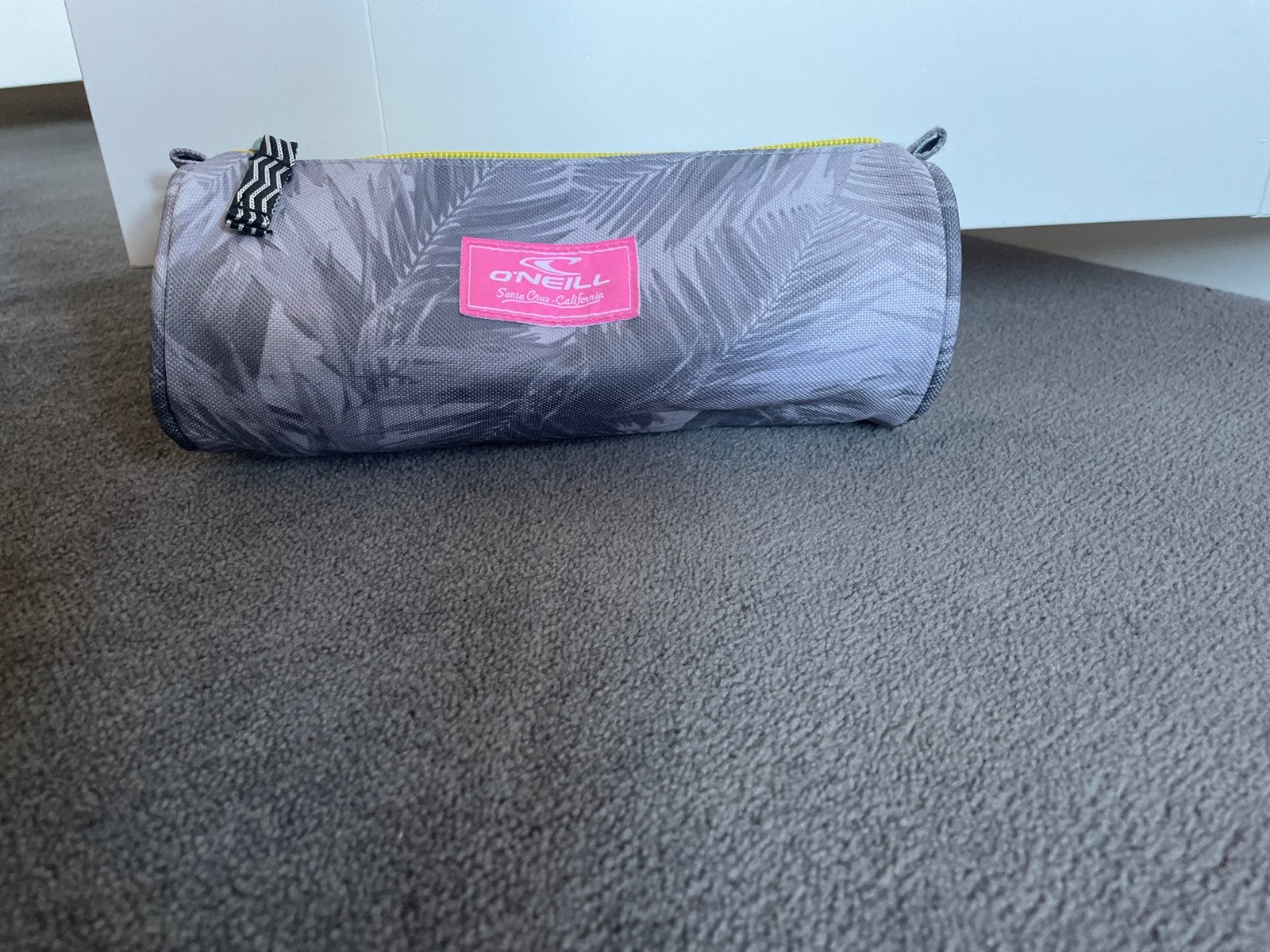 Het is een etui met grijze bladeren op de etui, Ophalen of Verzenden