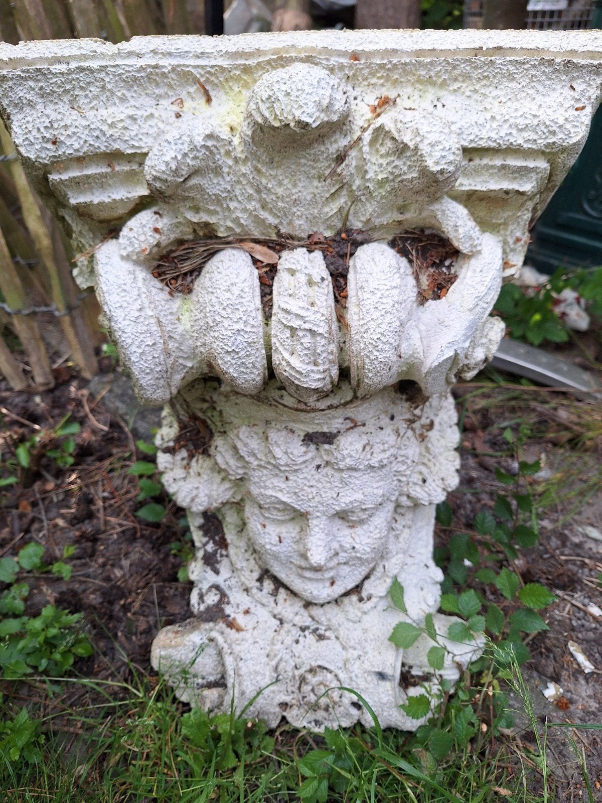 Decoratieve betonnen sokkel met gezicht, Tuin en Terras, Tuinbeelden, Ophalen, Gebruikt, Beton, Mensenbeeld