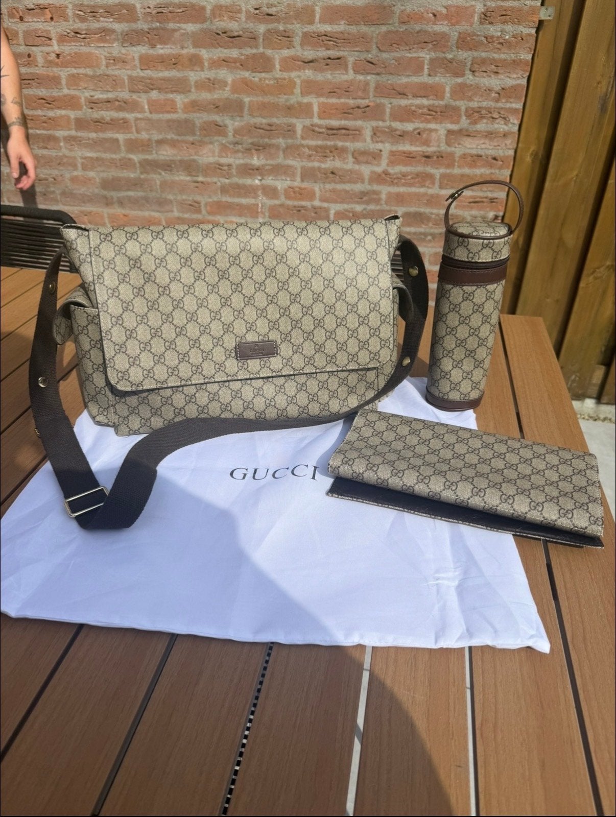 Gucci Luiertas met verschoningsmatje en flessenhouder, Verzorgingstas, Gucci, Zo goed als nieuw, Beige