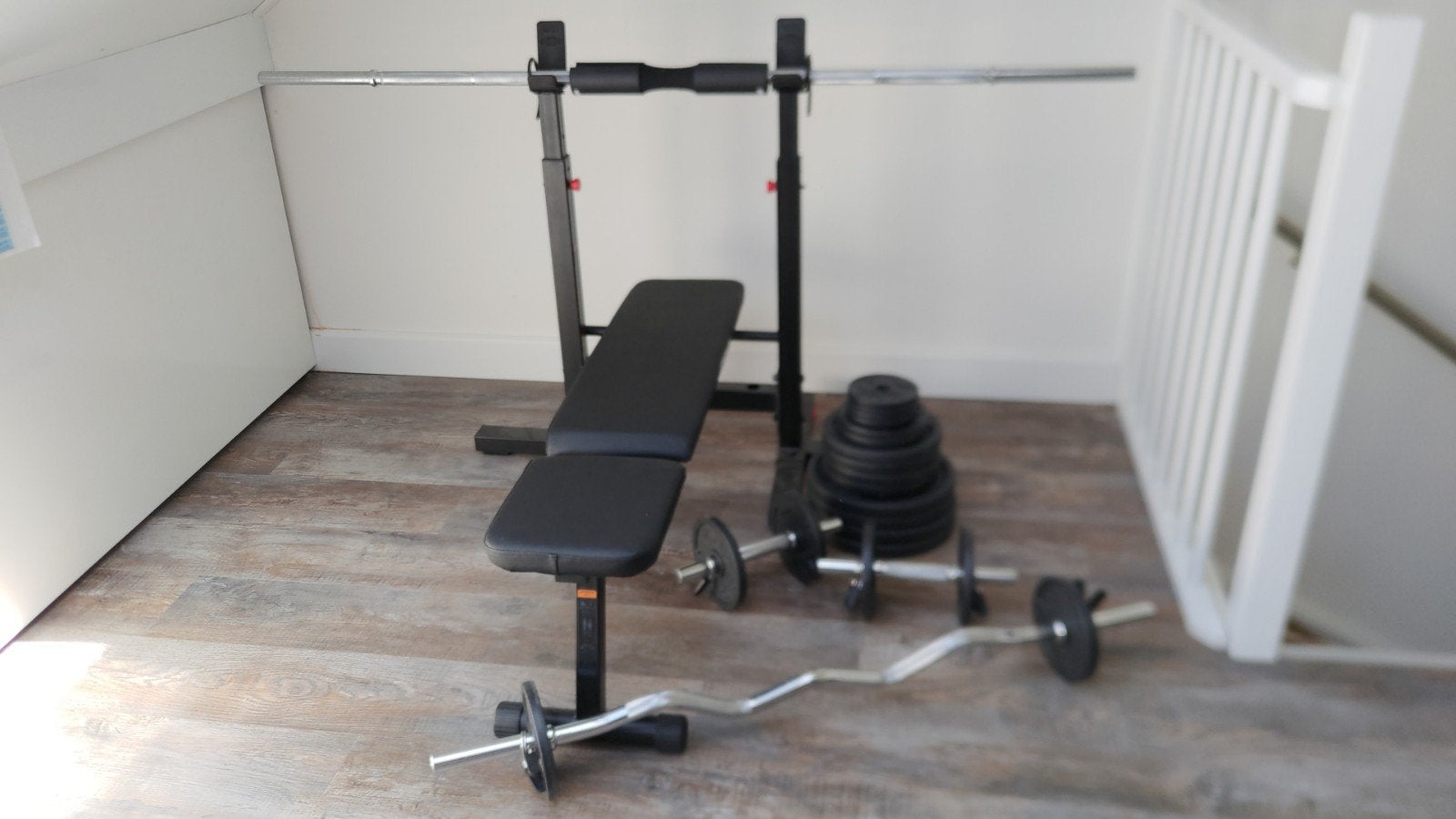 Home gym: bench press, dumbbells 2x barbell, EZ barbell, Ophalen, Zo goed als nieuw, Rug, Fitnessbank