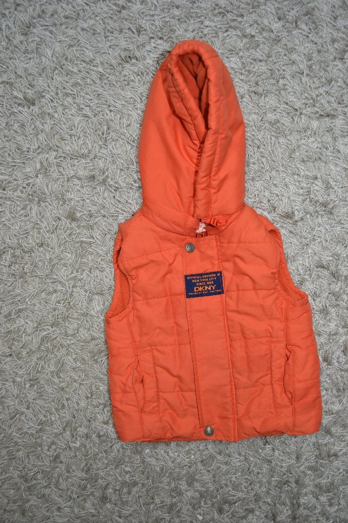 Kinderkleding DKNY bodywarmer met capuchon maat 86, Gebruikt, Jongetje of Meisje, Ophalen of Verzenden, Jasje