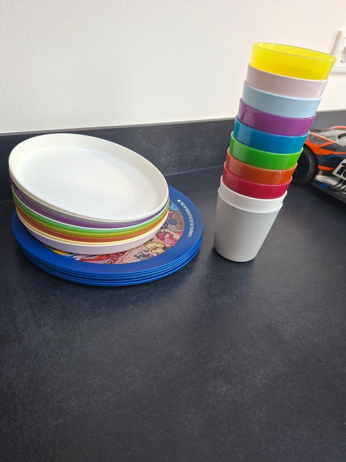plastic borden bekers gratis, Huis en Inrichting, Ophalen, Overige materialen, Overige stijlen, Bord(en)
