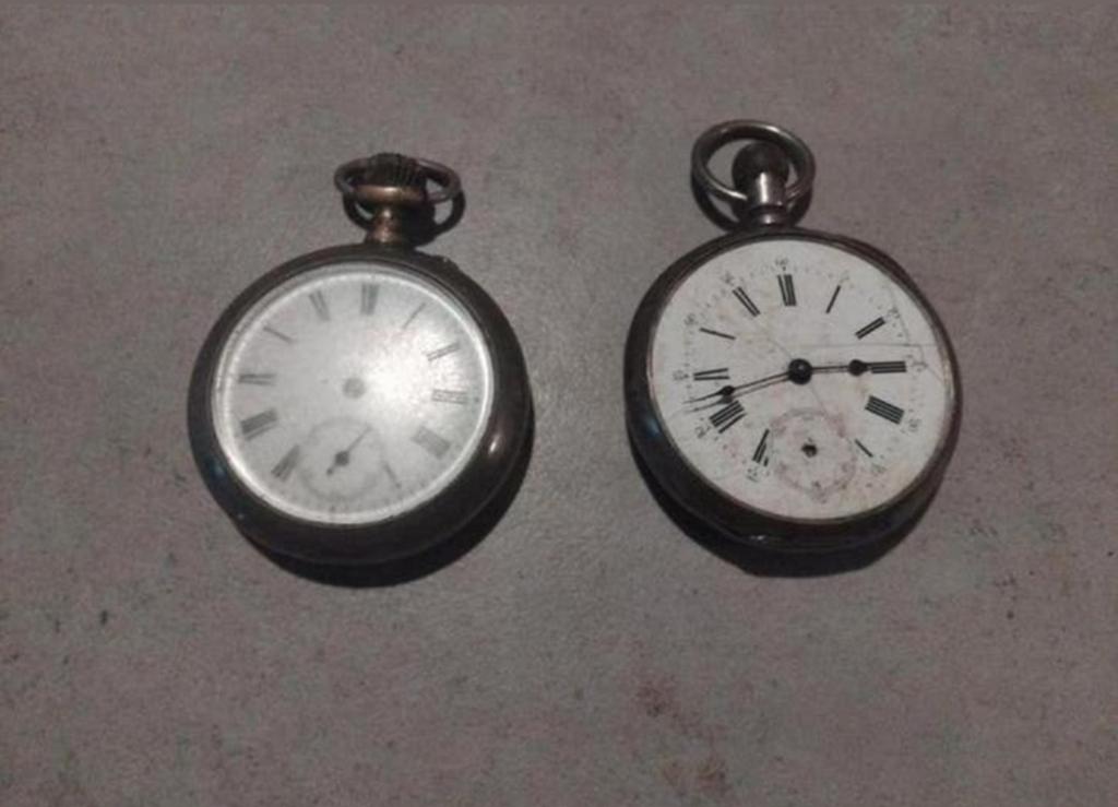 Antiek 800 zilveren zakhorloge Zwitsers, loopt niet

Prijs €, Antiek en Kunst, Ophalen of Verzenden