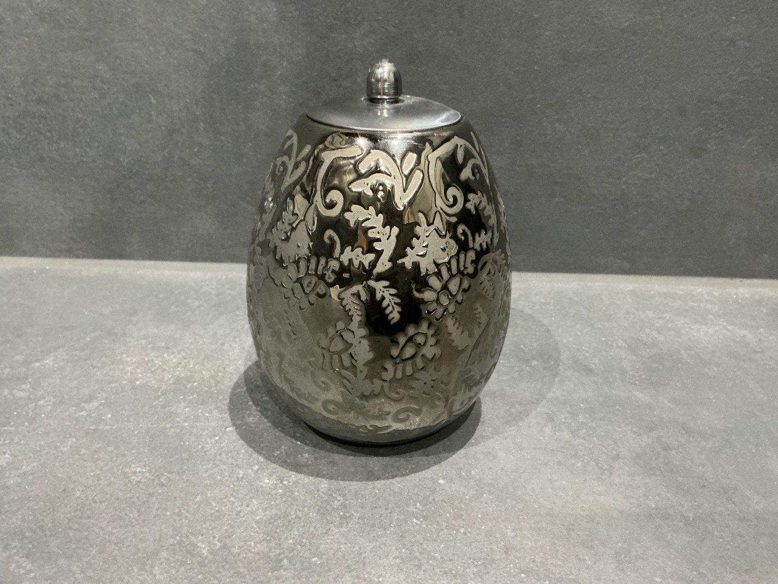 Luxe Decoratieve Metalen Pot met Deksel – Bloemenreliëf, Huis en Inrichting, Woonaccessoires | Stolpen, Ophalen of Verzenden, Zo goed als nieuw
