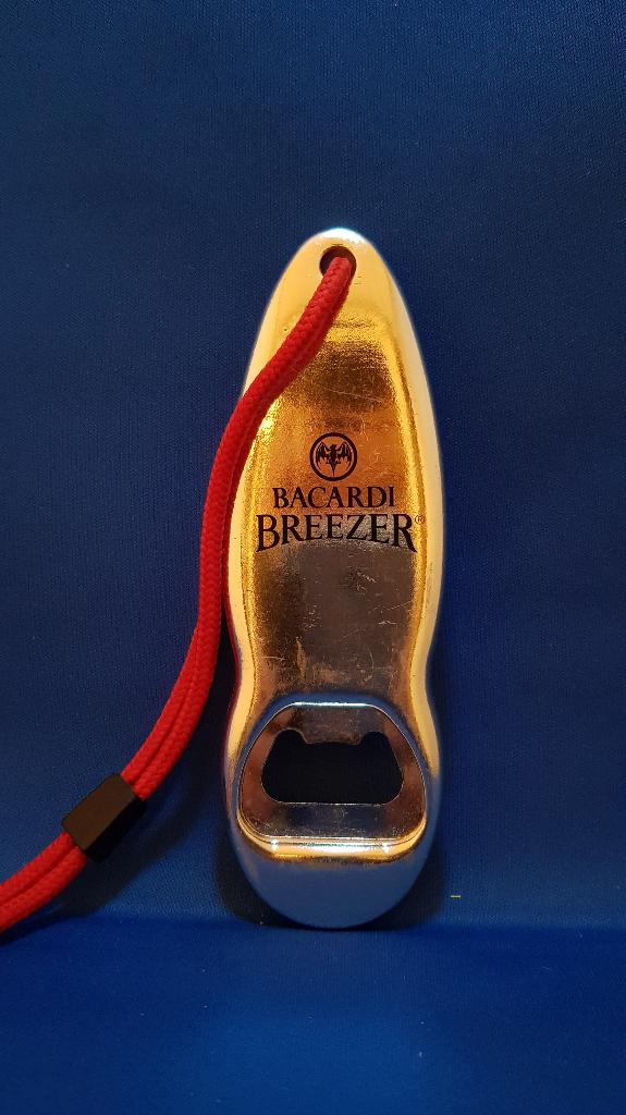 Bacardi Breezer flessenopener, opener aan koord. 3A20, Tweedehands verkoop, Tweedehands verkoop, Gebruikt, Gebruiksvoorwerp