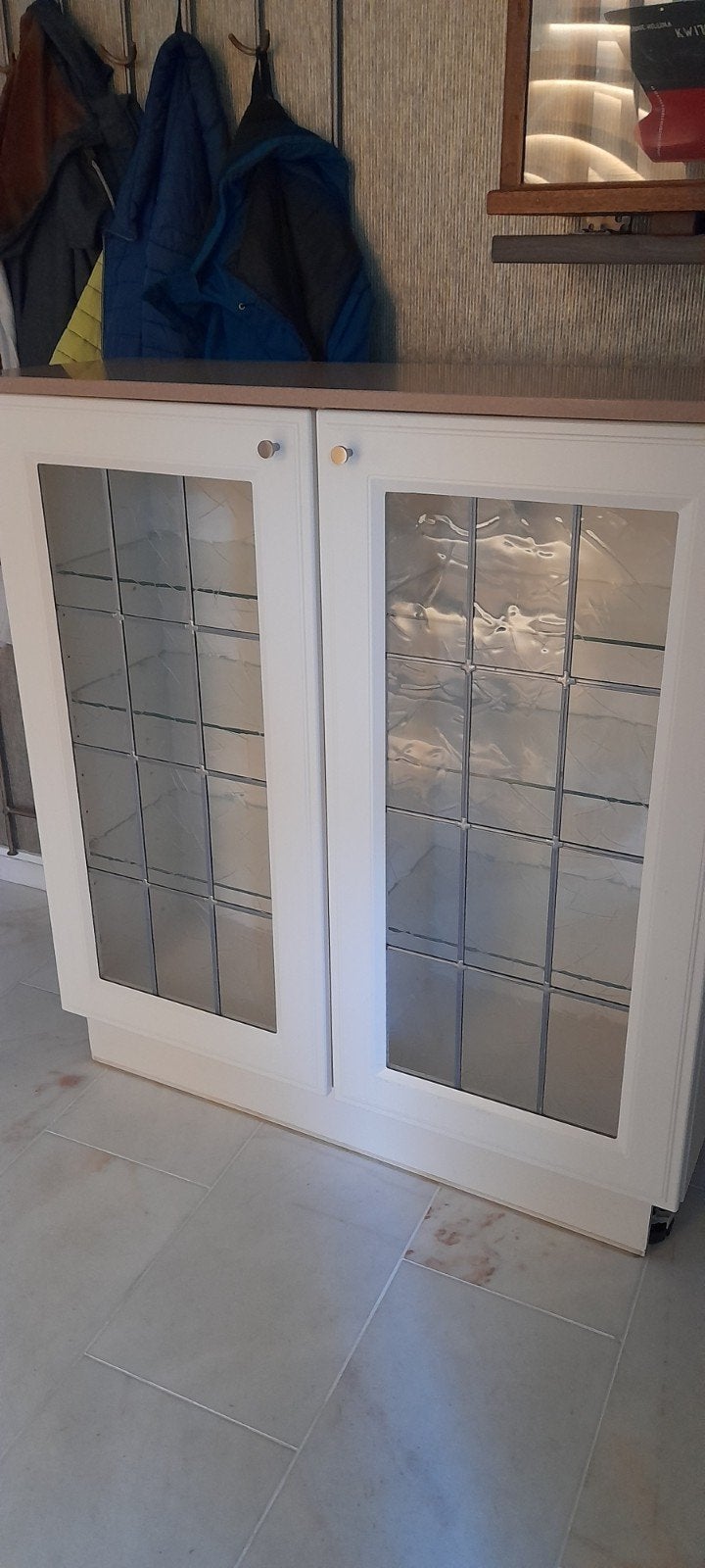 Kastje met marmeren blad en glas in lood deuren, Huis en Inrichting, Ophalen, Gebruikt, 100 tot 150 cm, Glas