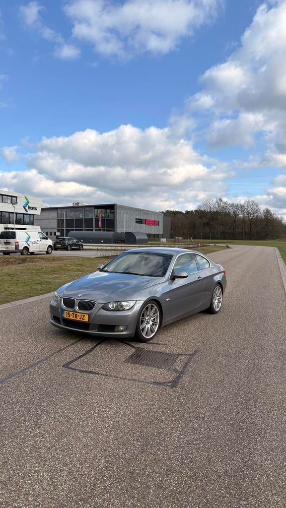 BMW 3-Serie 2.5 I 325 Coupe AUT 2007 Grijs, Auto's, BMW, Automaat, 745 kg, Achterwielaandrijving, Zwart