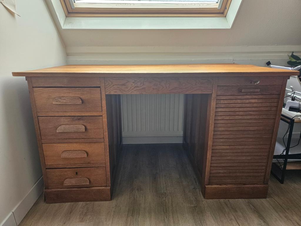 Vintage houten bureau met rolluik en lades, Ophalen, Gebruikt, Hout, 140 cm