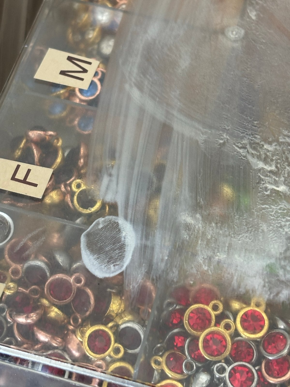 Gratis: 6 kratten vol met bedels, sieraden & kralen, Ophalen, Gebruikt, Overige typen