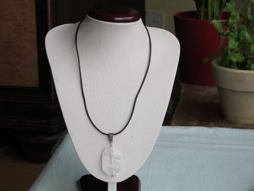 Ketting met prachtige facet Bergkristal hanger, leren koord, Sieraden, Tassen en Uiterlijk, Kettingen, Verzenden, Wit, Nieuw, Verstelbaar