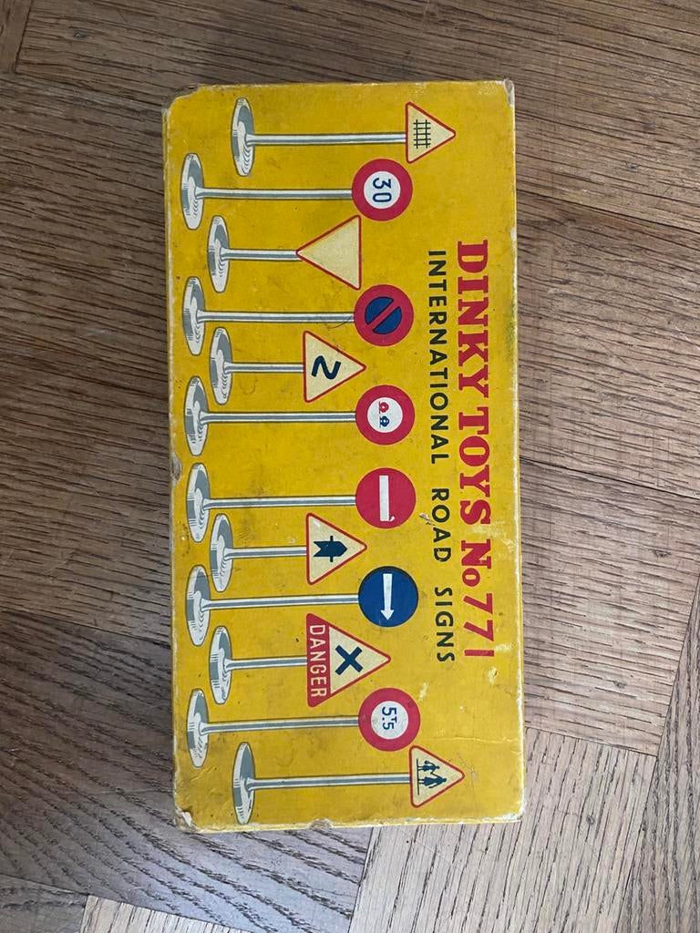 Dinky Toys - verkeersborden in doosje, Hobby en Vrije tijd, Ophalen of Verzenden, Gebruikt, Overige typen, Dinky Toys