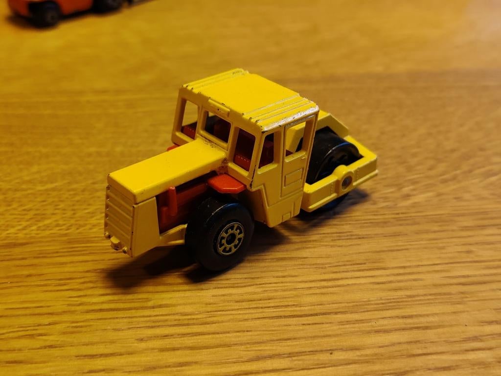 Matchbox Bomag Road Roller GEEL, Hobby en Vrije tijd, Modelauto's | Overige schalen, Ophalen of Verzenden, Zo goed als nieuw, Auto