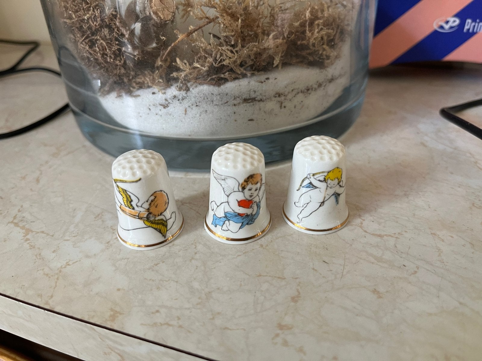 Set van 3 porseleinen vingerhoedjes met engeltjes, Ophalen of Verzenden, Gebruikt, Porselein, Nederland