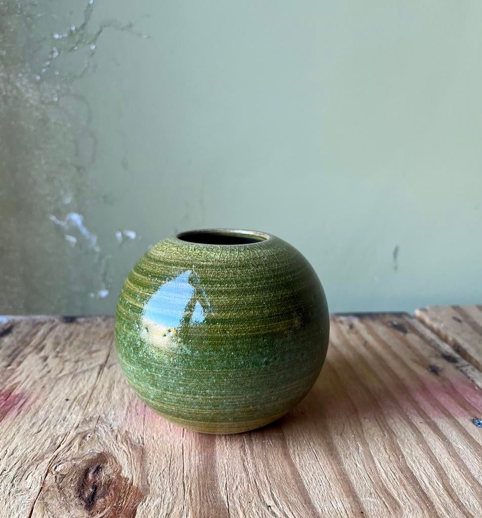 Groen bolvaasje Mobach, Antiek en Kunst, Antiek | Keramiek en Aardewerk, Ophalen of Verzenden