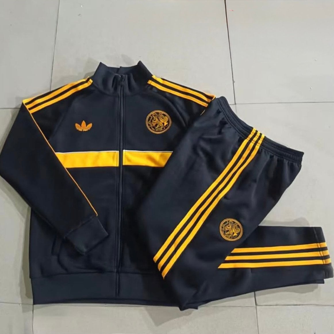 Adidas Ajax trainingspak zwart/goud, maat S t/m XXL, nieuw, Zwart, Nieuw, Overige maten, Ophalen of Verzenden