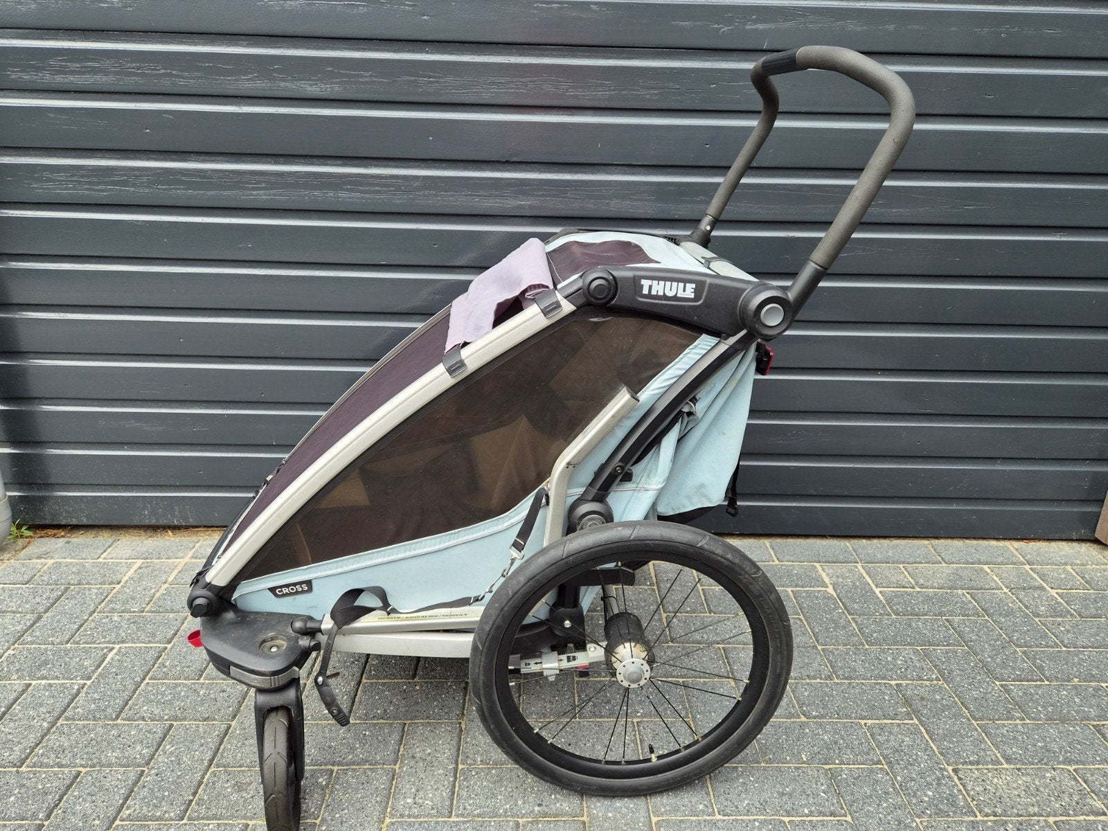 Thule Chariot Cross 2 voor 1 kind met regenhoes + achterlich, Gebruikt, Opvouwbaar, 20 tot 40 kg, Ophalen of Verzenden