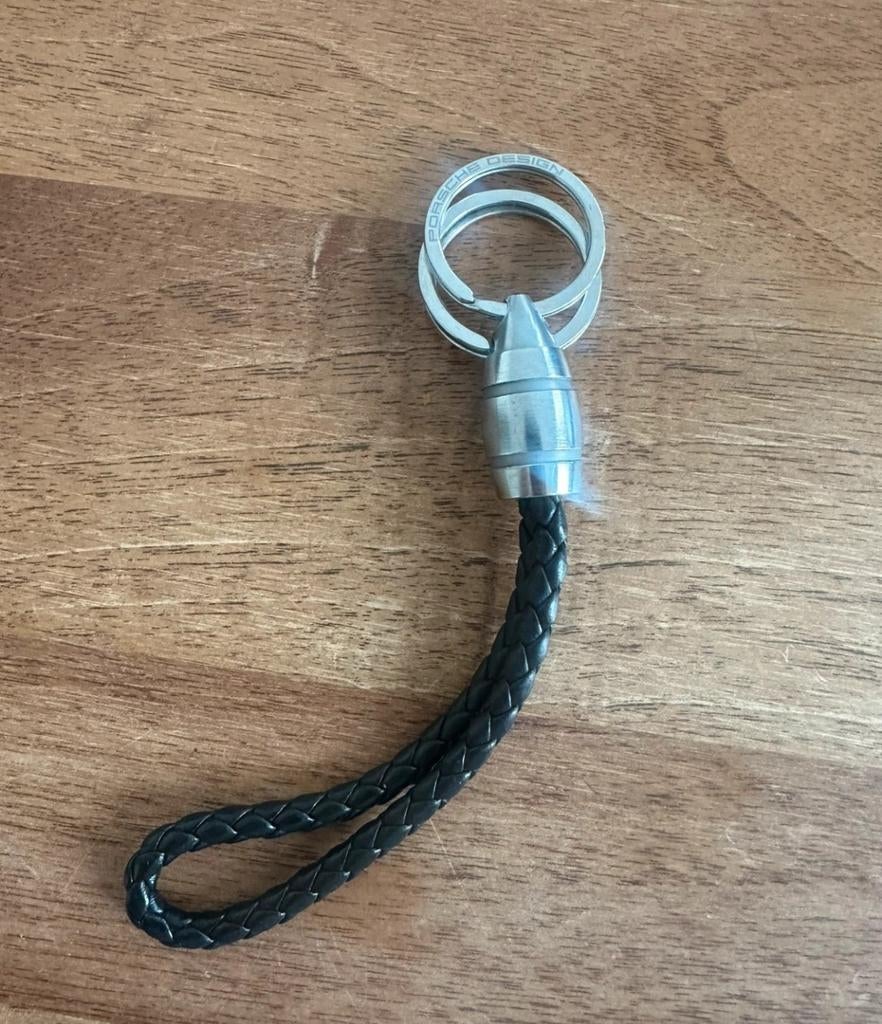 Origineel porsche design sleutelhanger van leder en roestv, Verzamelen, Sleutelhangers, Ophalen of Verzenden, Zo goed als nieuw
