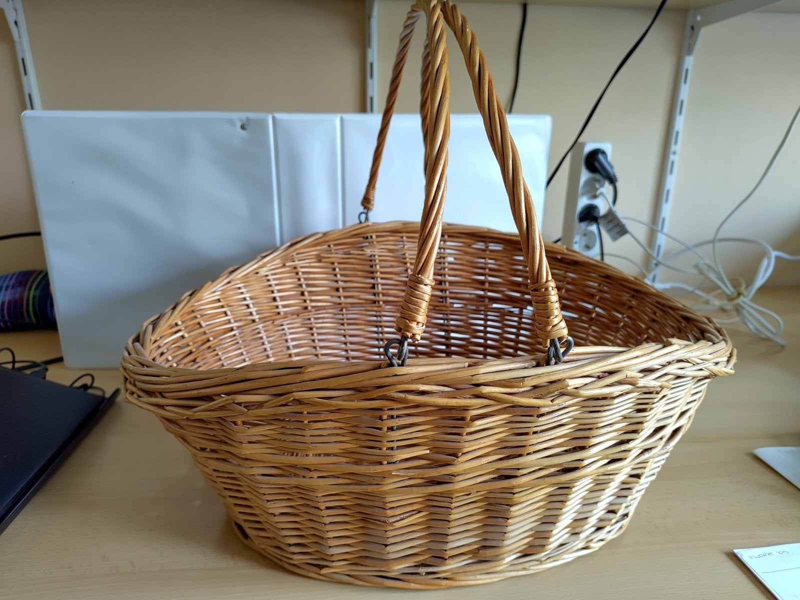 Grote rieten mand met hengsel - 47x40x20 cm, Huis en Inrichting, Gebruikt, Mand, Ophalen of Verzenden, Gevlochten