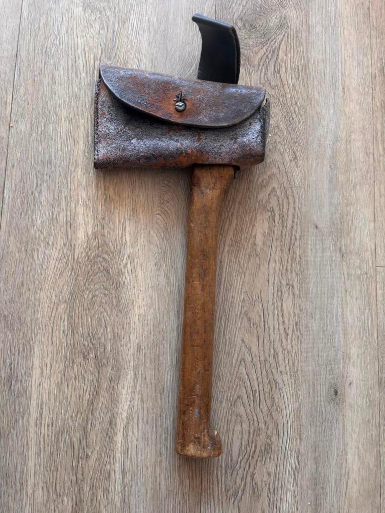 2 oude bijlen met lederen beschermhoezen , vintage, Ophalen of Verzenden, Overige soorten, Nederland, Overige typen