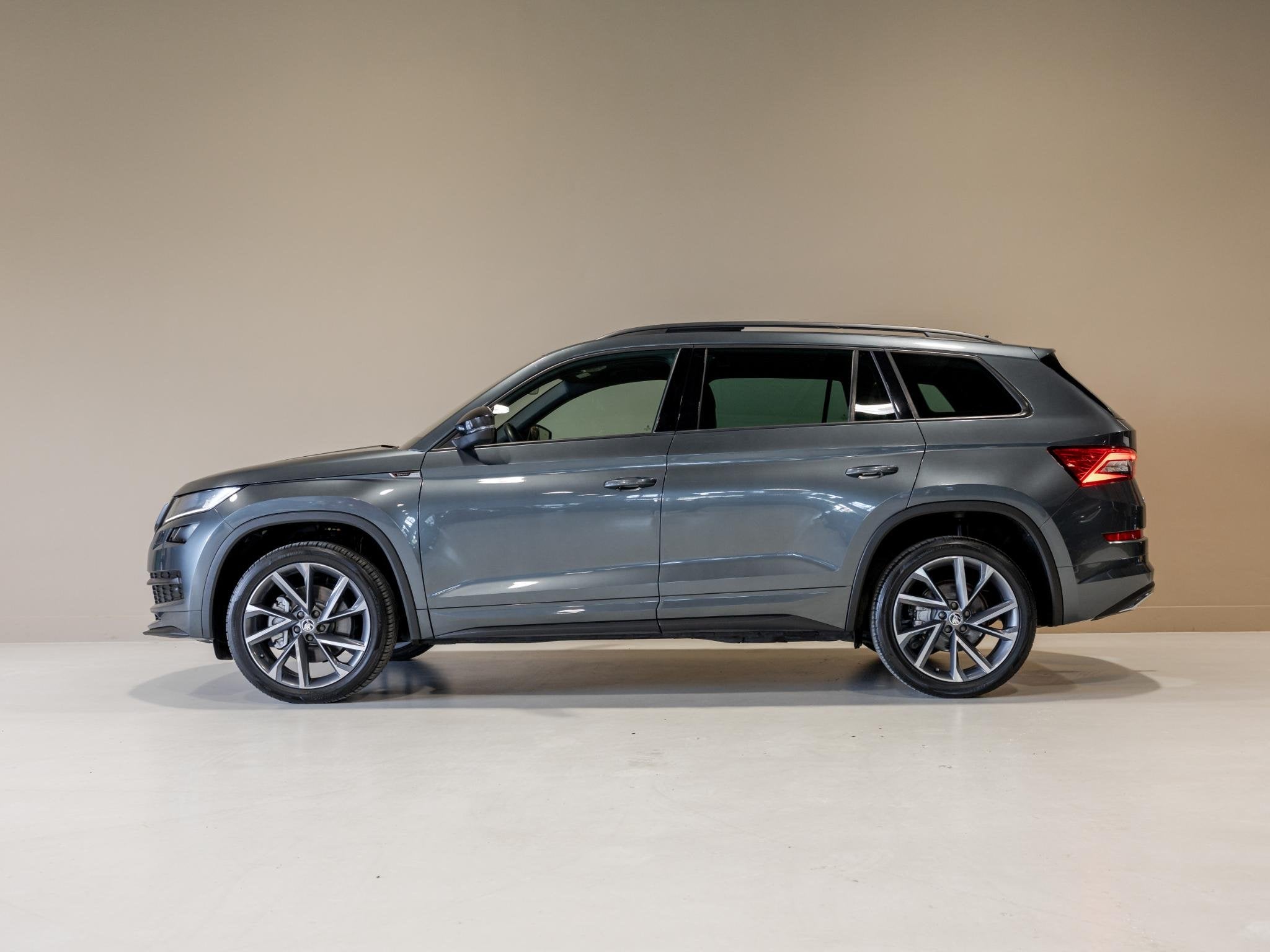 Skoda Kodiaq 2.0 TSI 4x4 Sport Line / 180pk / Trekhaak / Pan, Auto's, Dealer onderhouden, Stof, Gebruikt, 4 cilinders