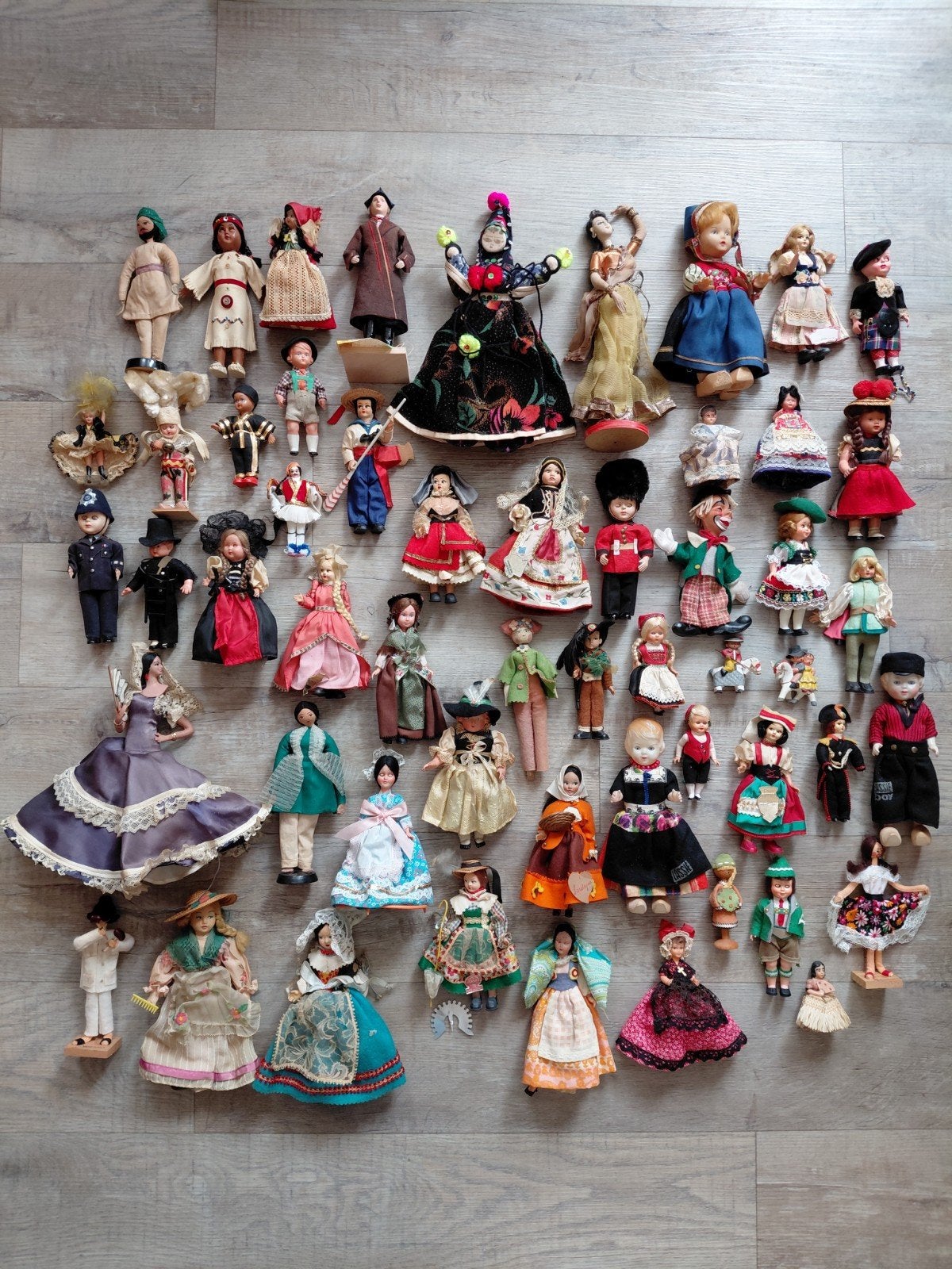 54 diverse bijzondere oude klederdracht-poppetjes., Ophalen of Verzenden