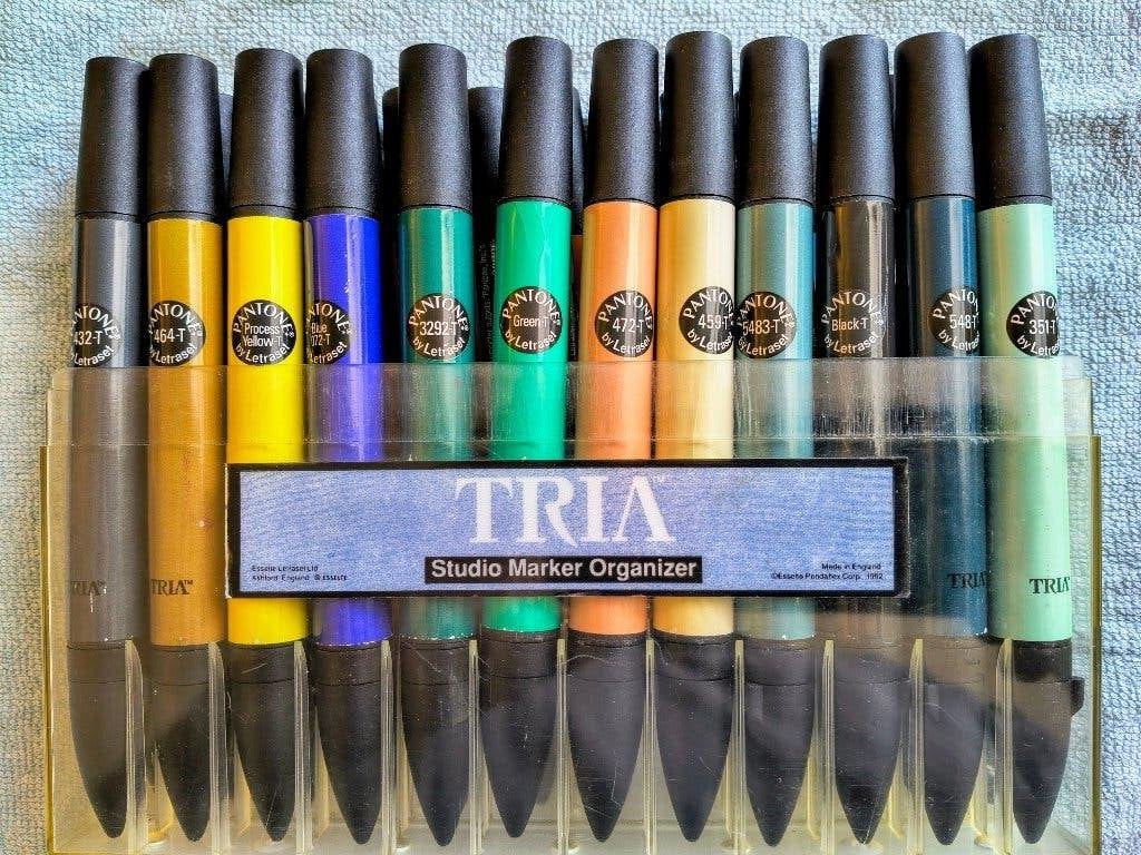 24 Pantone 'Tria' Studio Markers (Letraset) in cassette, Hobby en Vrije tijd, Ophalen of Verzenden, Nieuw, Potlood of Stift