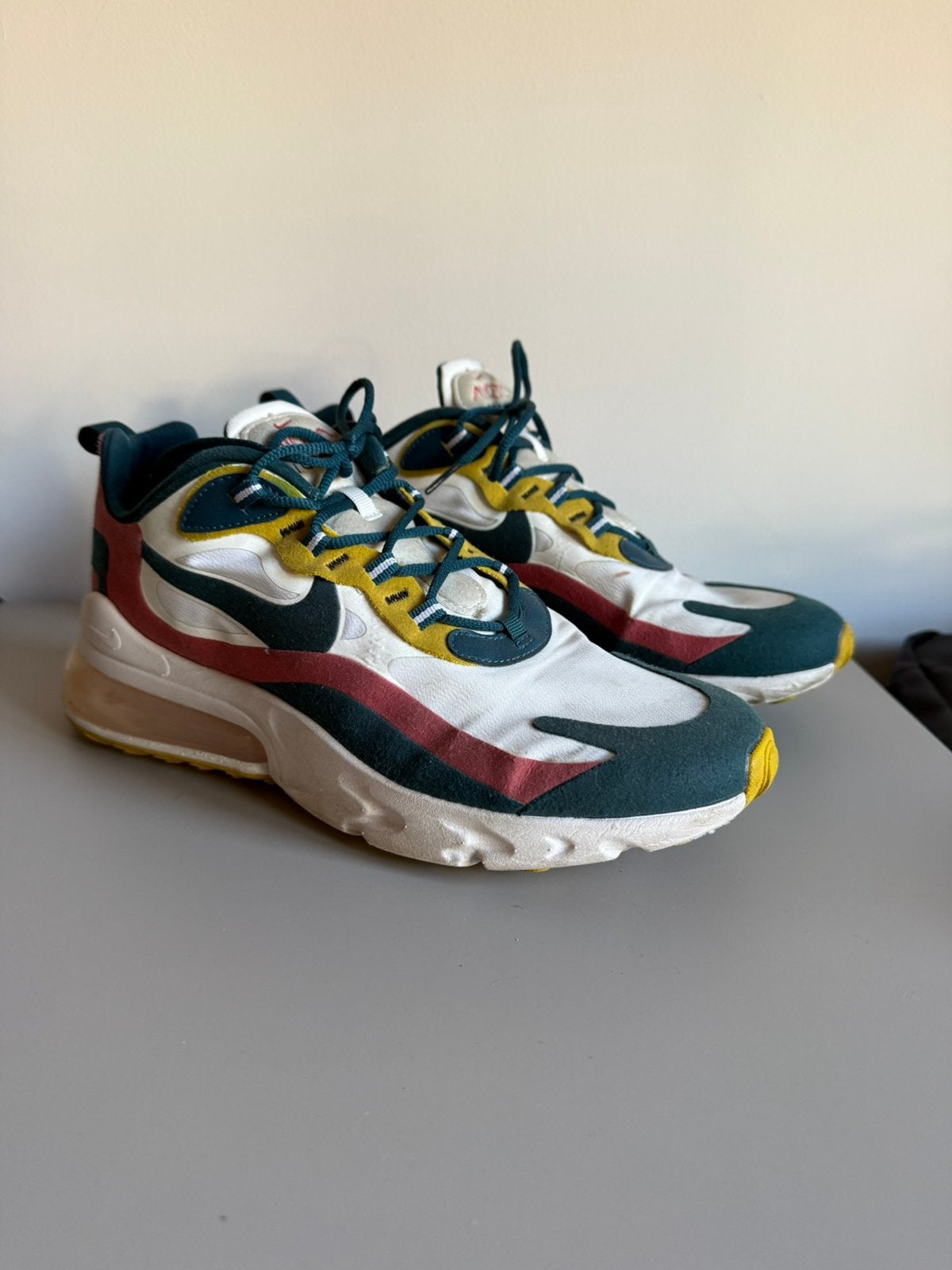 Nike Air Max 270 React White Turquoise Yellow maat 43, Kleding | Heren, Schoenen, Ophalen of Verzenden, Zo goed als nieuw, Overige kleuren