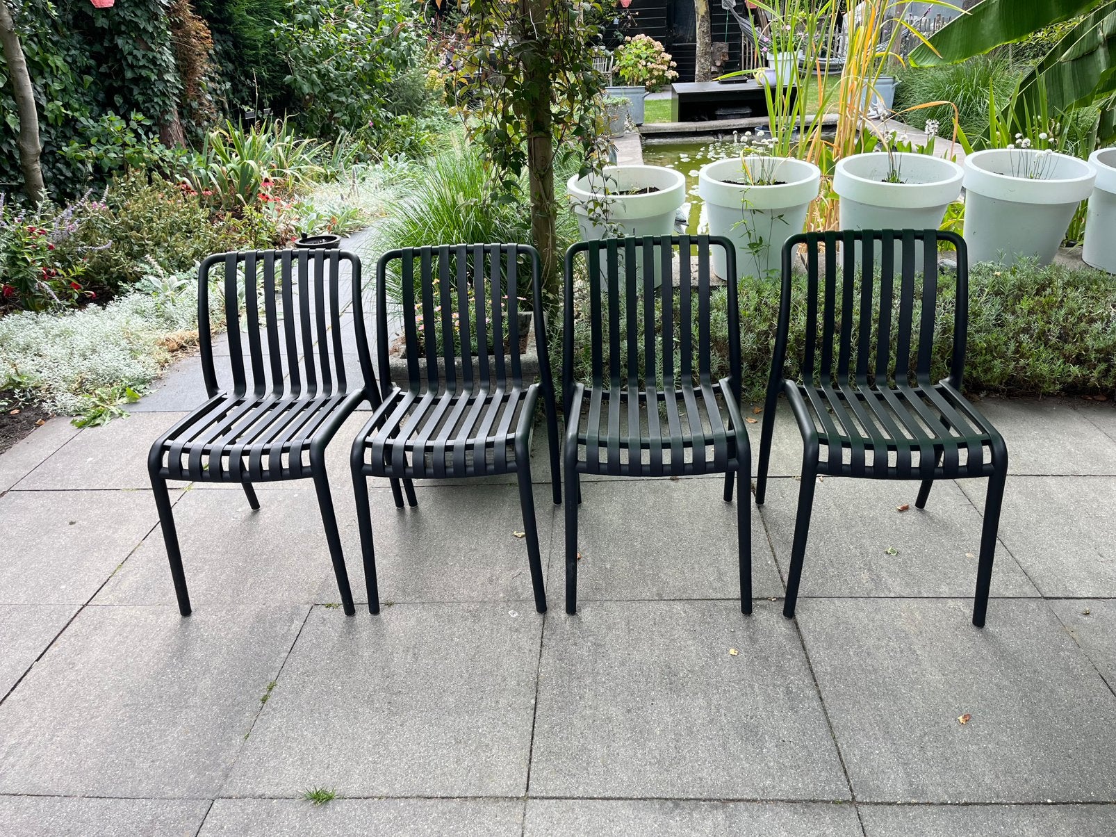 4 stapelbare zwarte tuinstoelen., Ophalen, Zo goed als nieuw, Kunststof