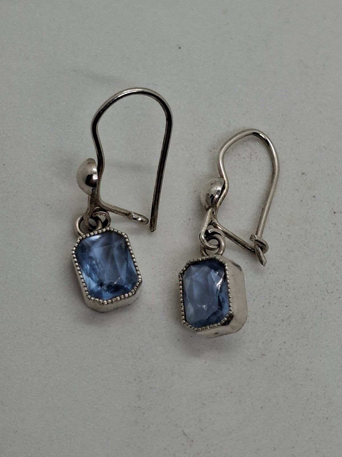 Zilveren oorbellen met blauwe steentjes - 835 zilver, Hangers, Blauw, Ophalen of Verzenden, Met edelsteen