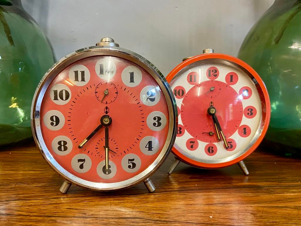 2 vintage Hema wekkers retro rood analoog, Gebruikt, Ophalen of Verzenden, Nvt, Nvt