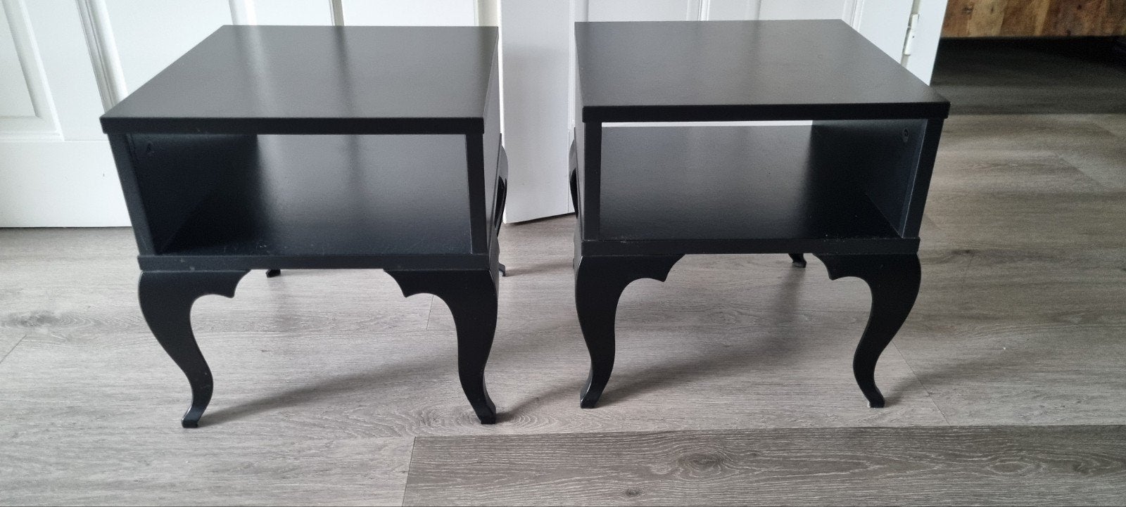 Set van 2 zwarte nachtkastjes met sierlijke poten, Minder dan 45 cm, Minder dan 55 cm, Ophalen of Verzenden, Rechthoekig