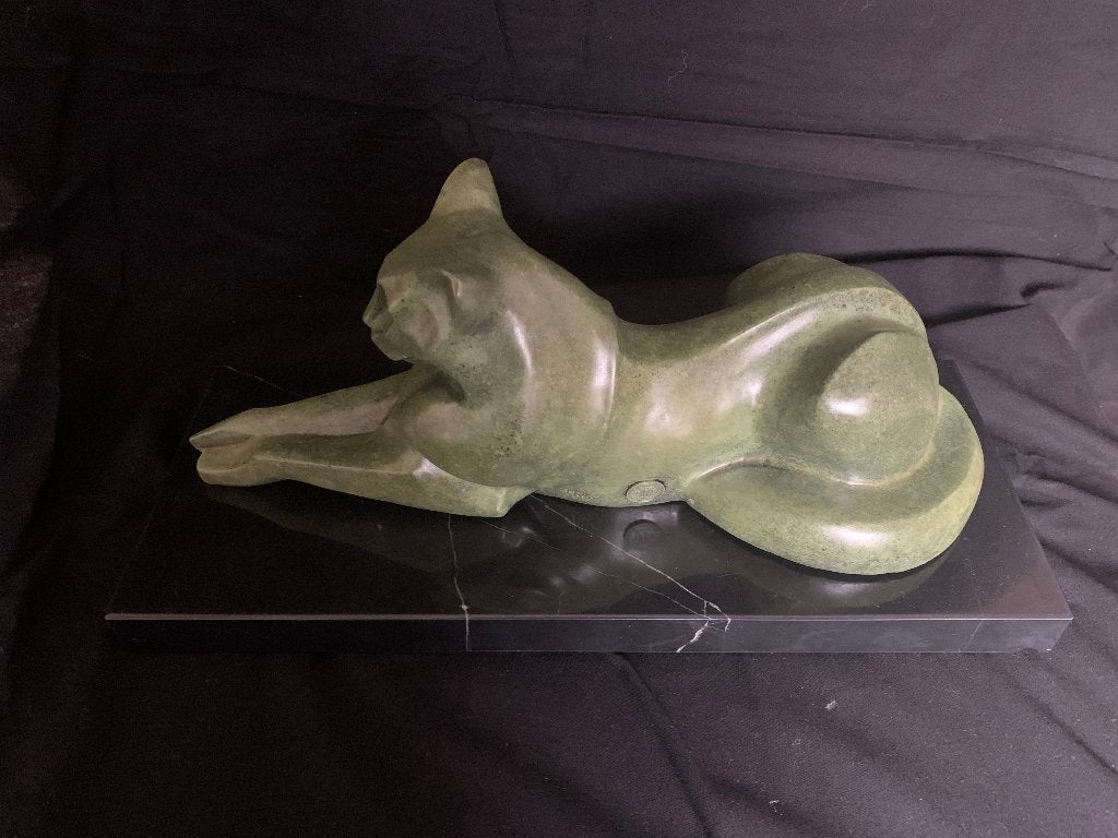 Bronzen zware liggende kat of poes , groen gepatineerd, Ophalen of Verzenden, Handgemaakt, Brons, Beeld