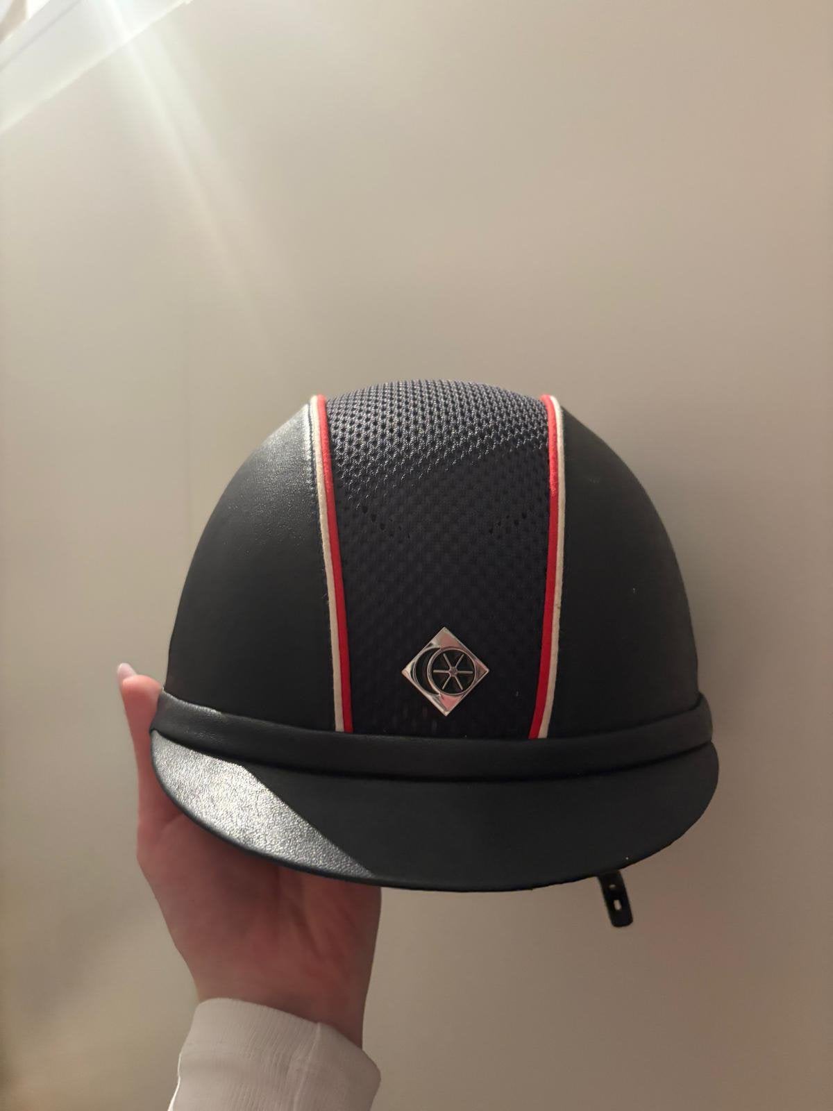 Charles Owen Ayr8 Rijhelm 58 cm – Nette Staat, Dieren en Toebehoren, Paardrijkleding, Kinderen, Ophalen of Verzenden, Zo goed als nieuw
