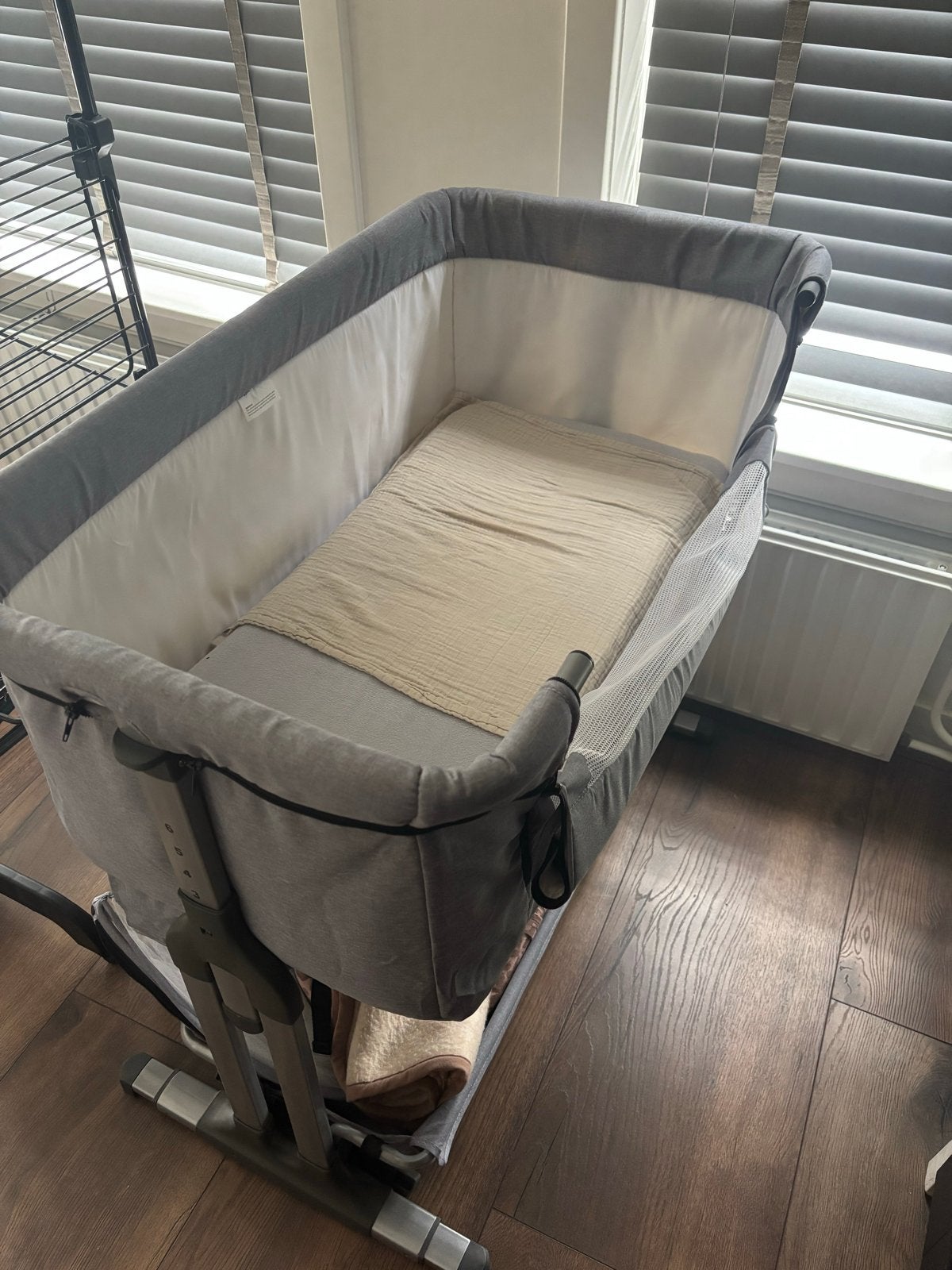 Snuggelz co-sleeper met reflux functie en muggennet, Ophalen, Zo goed als nieuw, Wieg