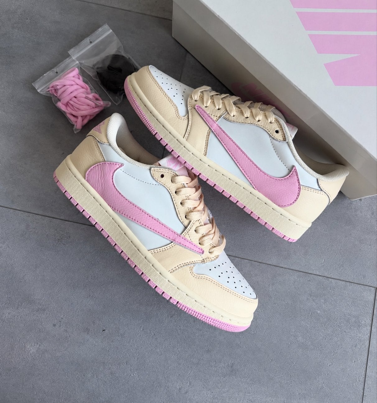 Travis Scott x Air Jordan 1 Low OG SP “Shy Pink”, Ophalen of Verzenden, Nieuw, Overige kleuren, Sneakers of Gympen