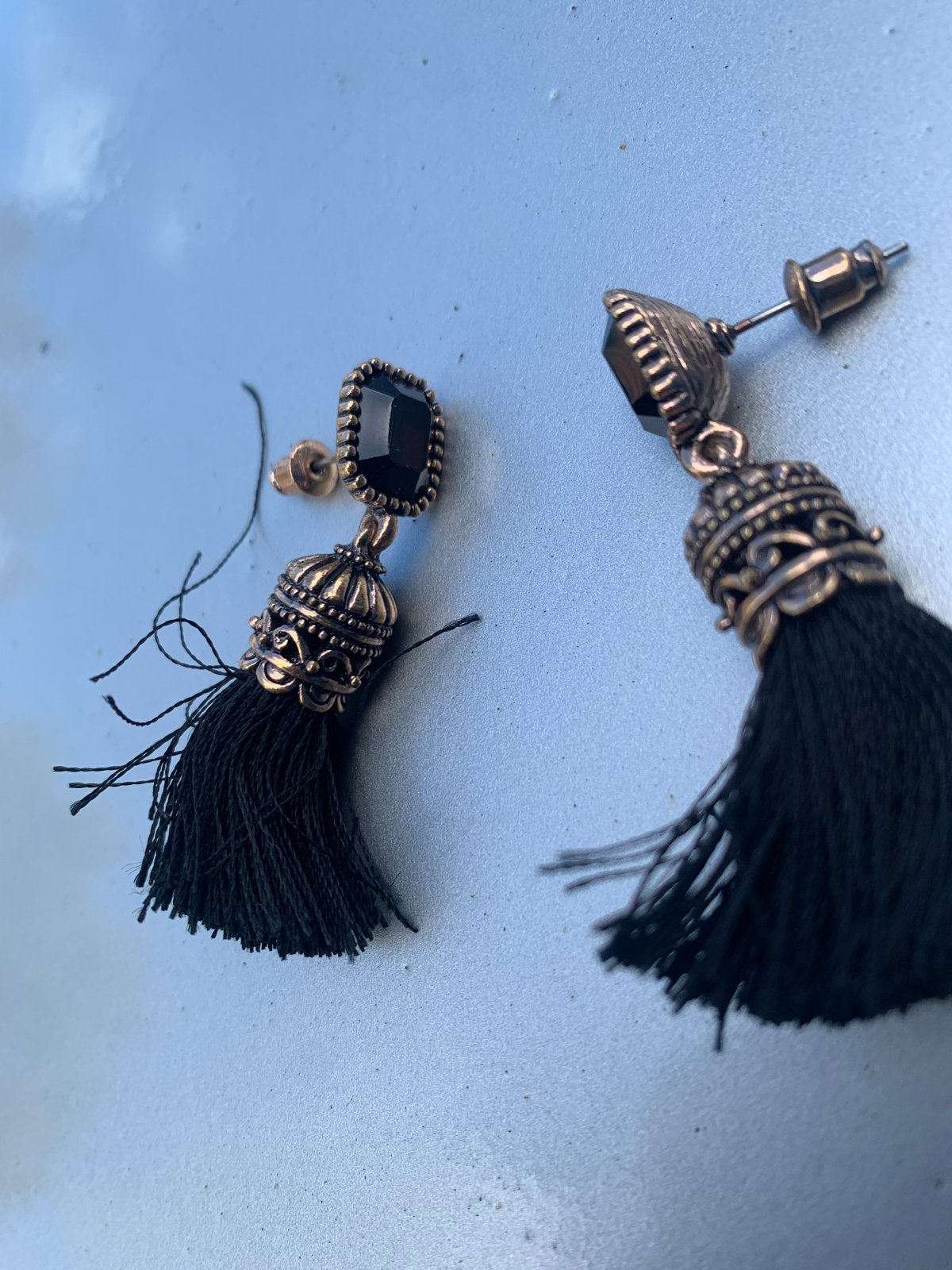 Elegante zwarte kwastjes oorbellen met steen, Sieraden, Tassen en Uiterlijk, Overige materialen, Zwart, Ophalen of Verzenden, Met edelsteen