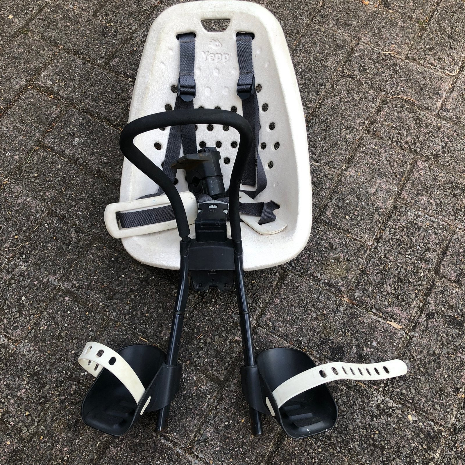 Fietsstoeltje voorzitje Yepp wit, Fietsen en Brommers, Ophalen, Zo goed als nieuw