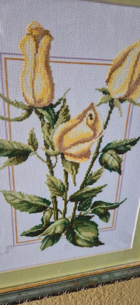 Vintage Geborduurd Schilderij Gele Rozen in Sierlijke Lijst, Ophalen of Verzenden