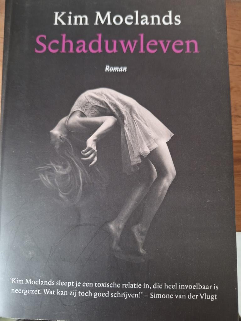 Schaduwleven - Kim Moelands (Roman), Boeken, Romans, Gelezen, Nederland, Ophalen of Verzenden